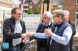 Landrat Dr. Klaus Effing und Bürgermeister Franz Möllering gratulieren Jürgen Coße zum Bundestagsmandat.
